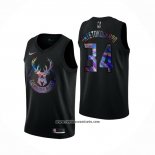 Camiseta Milwaukee Bucks Giannis Antetokounmpo #34 Iridescent Logo Negro
