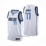 Camiseta Dallas Mavericks Luka Doncic #77 Association 2021 Blanco