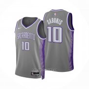 Camiseta Sacramento Kings Domantas Sabonis #10 Ciudad 2022-23 Gris