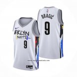 Camiseta Brooklyn Nets Goran Dragic #9 Ciudad 2022-23 Blanco