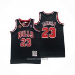 Camiseta Chicago Bulls Michael Jordan NO 23 Mitchell & Ness 1997-98 Negro Firmada(1)