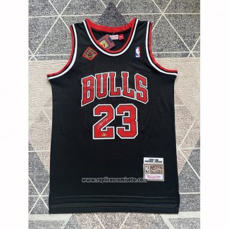 Camiseta Chicago Bulls Michael Jordan NO 23 Mitchell & Ness 1997-98 Negro Firmada