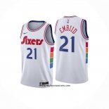Camiseta Philadelphia 76ers Joel Embiid #21 Ciudad 2024-25 Blanco